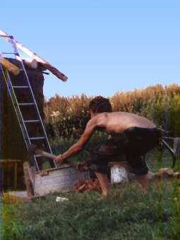 vor der Strohballenhütte